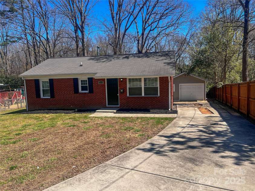 3918 Barlowe Road, Charlotte, NC 28208.  MLS# CAR4117330, YatesRealty ID 6874. 