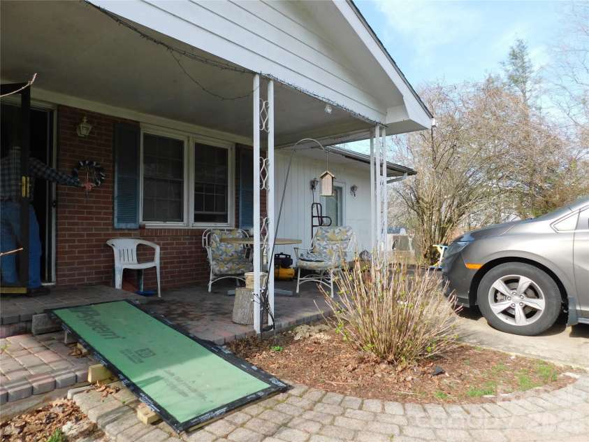 124 Jeff Street, Hendersonville, NC 28739.  MLS# CAR4360329, YatesRealty ID 6875. Front Entry