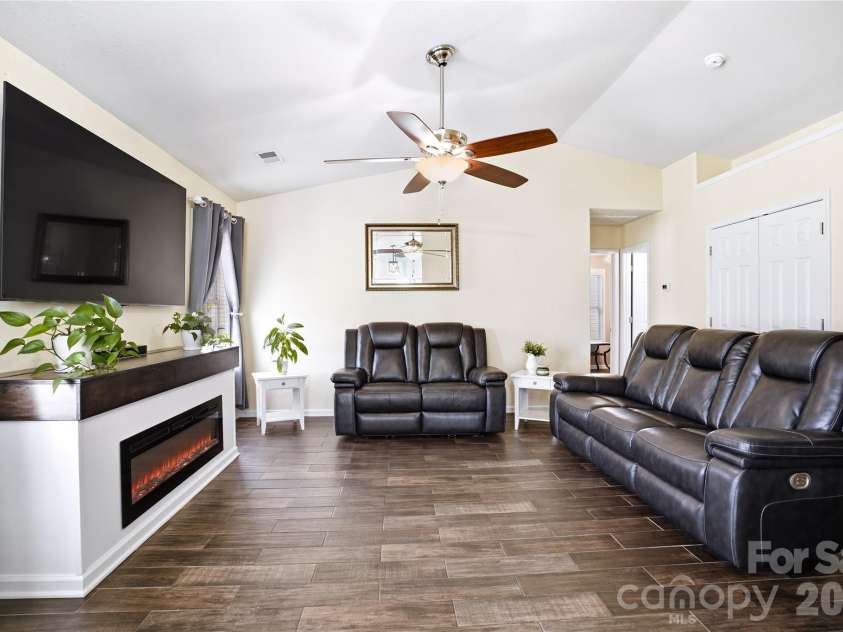 6714 Wicked Oak Lane, Charlotte, NC 28216.  MLS# CAR4357871, YatesRealty ID 6876. 