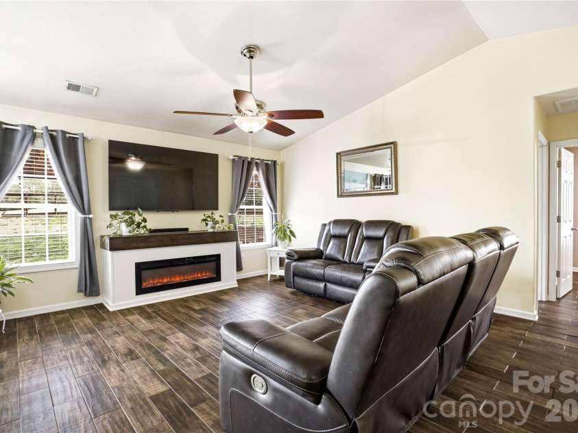 6714 Wicked Oak Lane, Charlotte, NC 28216.  MLS# CAR4357871, YatesRealty ID 6876. 