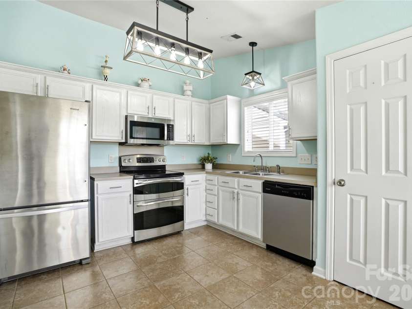 6714 Wicked Oak Lane, Charlotte, NC 28216.  MLS# CAR4357871, YatesRealty ID 6876. 