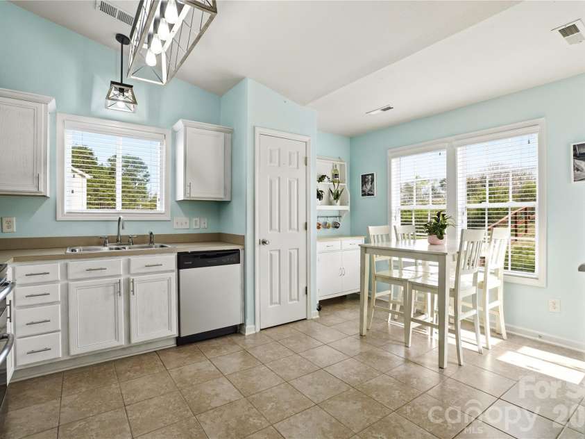 6714 Wicked Oak Lane, Charlotte, NC 28216.  MLS# CAR4357871, YatesRealty ID 6876. 