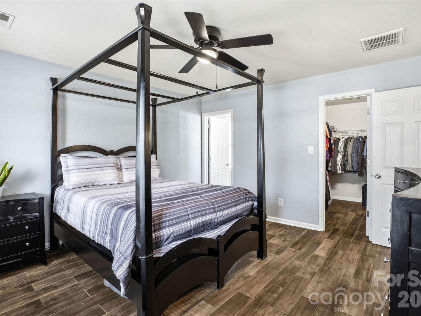 6714 Wicked Oak Lane, Charlotte, NC 28216.  MLS# CAR4357871, YatesRealty ID 6876. 
