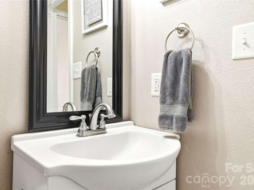 6714 Wicked Oak Lane, Charlotte, NC 28216.  MLS# CAR4357871, YatesRealty ID 6876. 