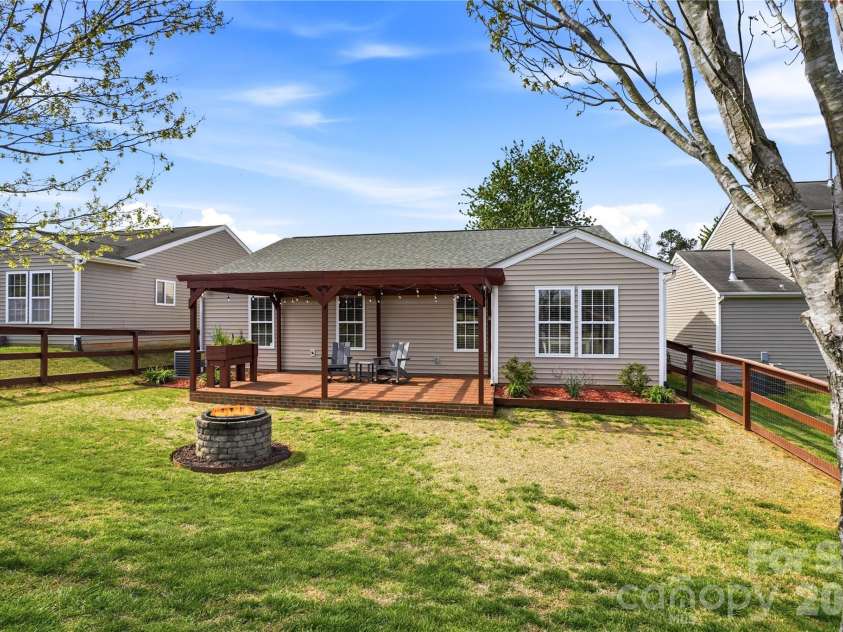 6714 Wicked Oak Lane, Charlotte, NC 28216.  MLS# CAR4357871, YatesRealty ID 6876. 