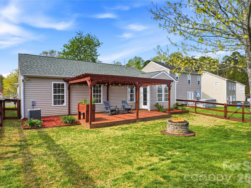 6714 Wicked Oak Lane, Charlotte, NC 28216.  MLS# CAR4357871, YatesRealty ID 6876. 