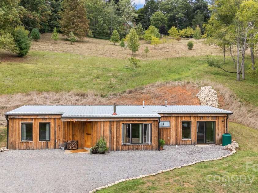 44 Brookside Drive, Burnsville, NC 28714.  MLS# CAR4183615, YatesRealty ID 6880. 