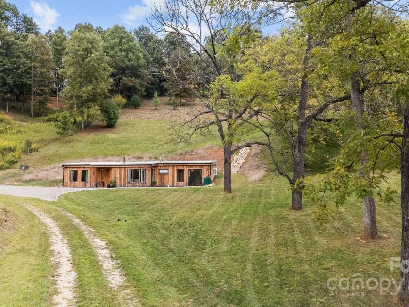 44 Brookside Drive, Burnsville, NC 28714.  MLS# CAR4183615, YatesRealty ID 6880. 