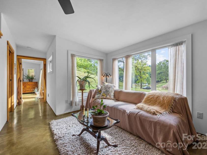 44 Brookside Drive, Burnsville, NC 28714.  MLS# CAR4183615, YatesRealty ID 6880. 