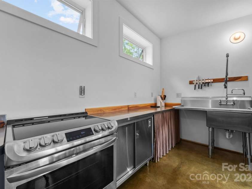 44 Brookside Drive, Burnsville, NC 28714.  MLS# CAR4183615, YatesRealty ID 6880. 