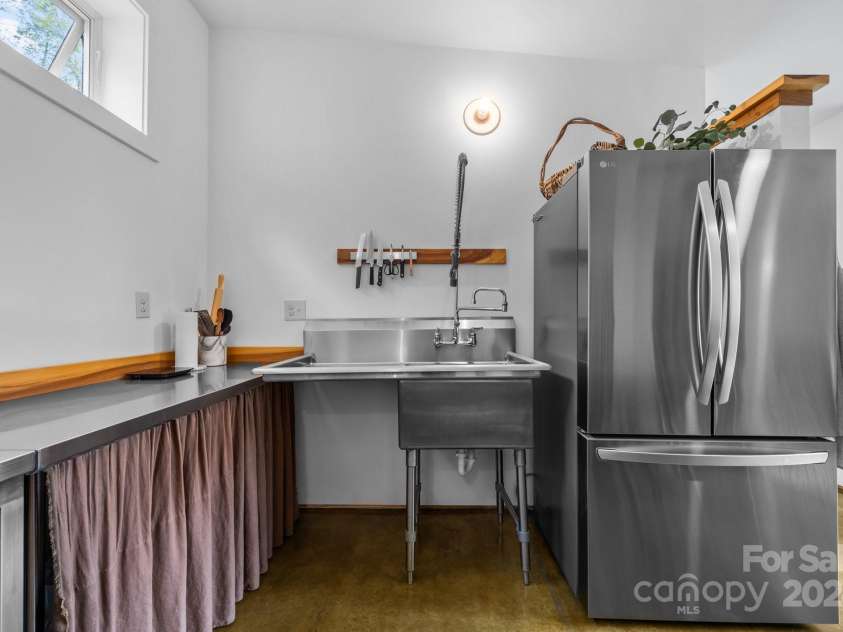 44 Brookside Drive, Burnsville, NC 28714.  MLS# CAR4183615, YatesRealty ID 6880. 