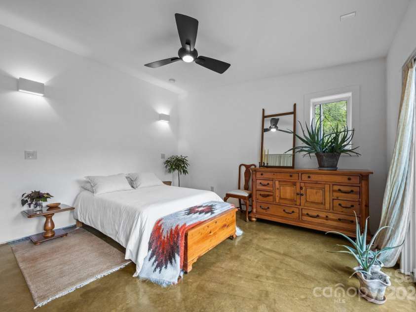 44 Brookside Drive, Burnsville, NC 28714.  MLS# CAR4183615, YatesRealty ID 6880. 