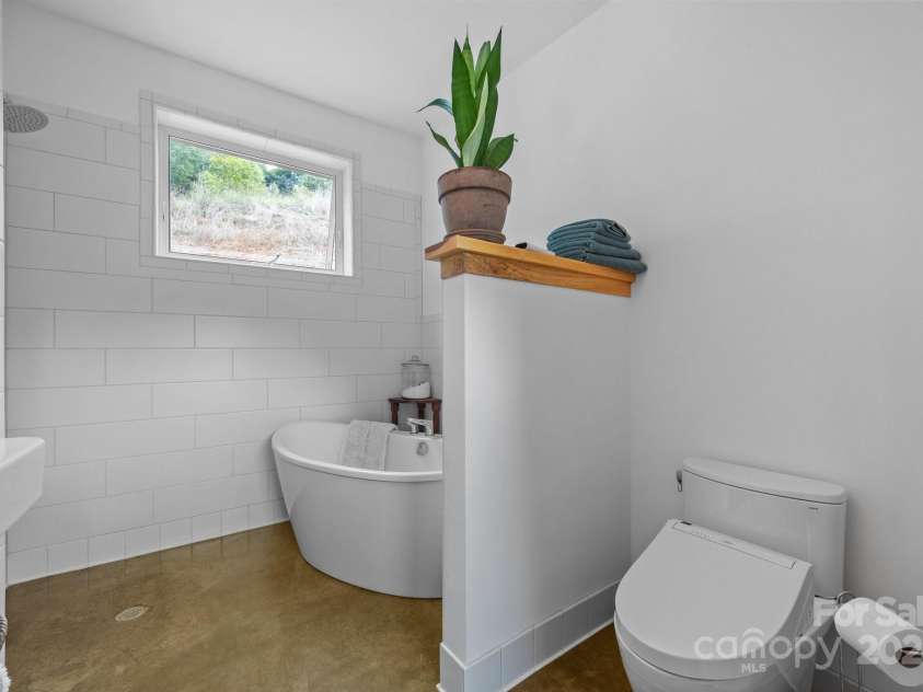 44 Brookside Drive, Burnsville, NC 28714.  MLS# CAR4183615, YatesRealty ID 6880. 