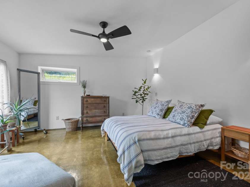 44 Brookside Drive, Burnsville, NC 28714.  MLS# CAR4183615, YatesRealty ID 6880. 