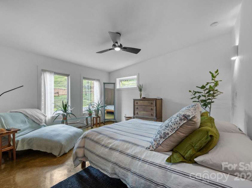 44 Brookside Drive, Burnsville, NC 28714.  MLS# CAR4183615, YatesRealty ID 6880. 