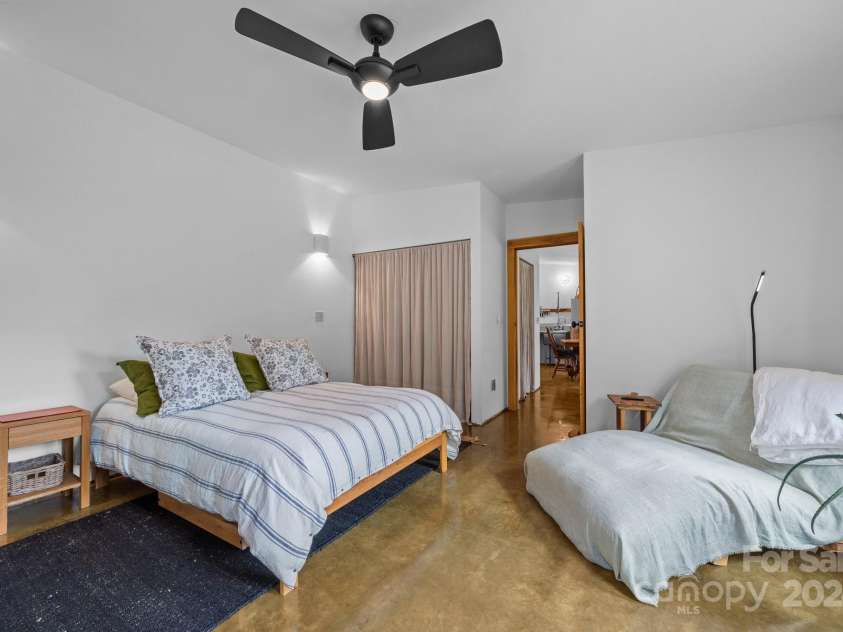 44 Brookside Drive, Burnsville, NC 28714.  MLS# CAR4183615, YatesRealty ID 6880. 