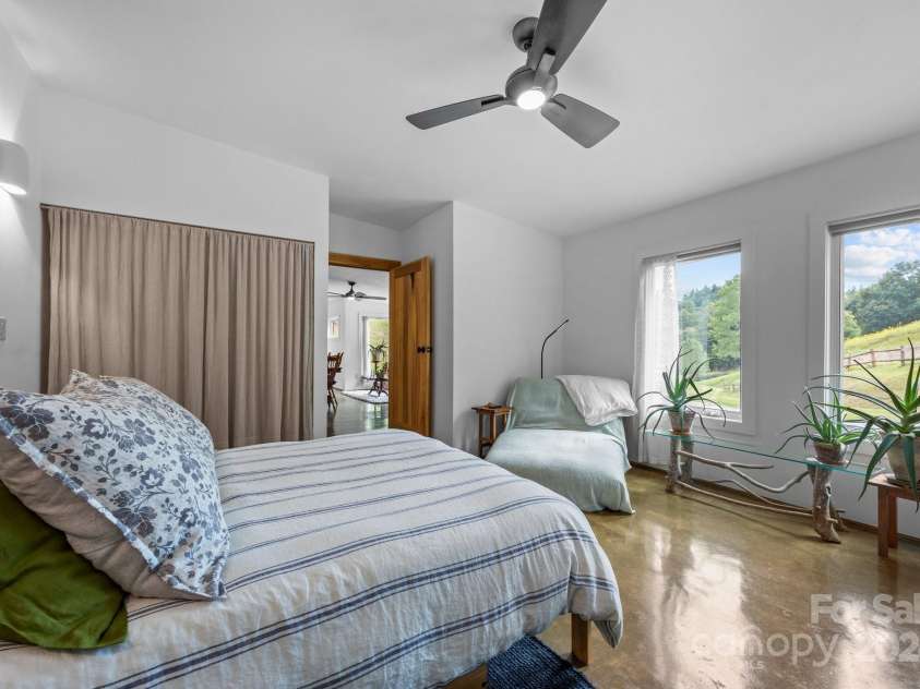 44 Brookside Drive, Burnsville, NC 28714.  MLS# CAR4183615, YatesRealty ID 6880. 