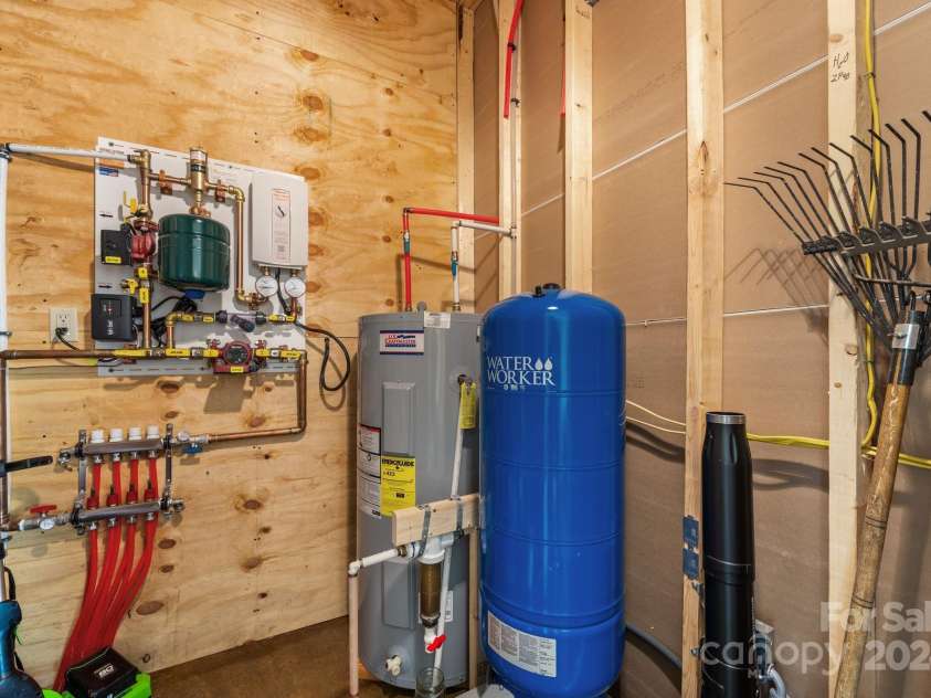 44 Brookside Drive, Burnsville, NC 28714.  MLS# CAR4183615, YatesRealty ID 6880. 