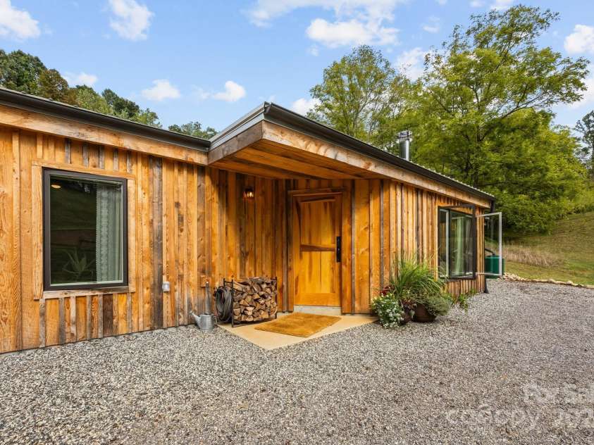 44 Brookside Drive, Burnsville, NC 28714.  MLS# CAR4183615, YatesRealty ID 6880. 