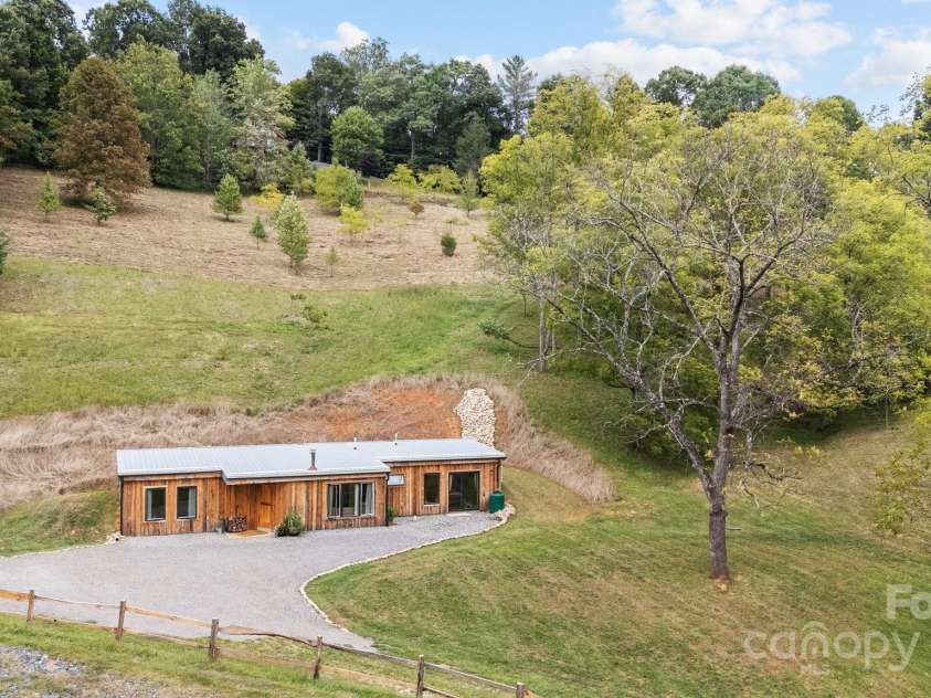 44 Brookside Drive, Burnsville, NC 28714.  MLS# CAR4183615, YatesRealty ID 6880. 