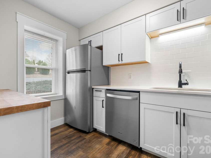 2705 Center Street, Hickory, NC 28601.  MLS# CAR4338050, YatesRealty ID 6882. 