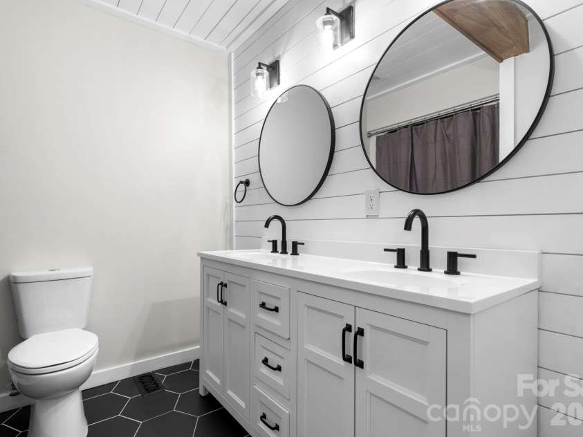 2705 Center Street, Hickory, NC 28601.  MLS# CAR4338050, YatesRealty ID 6882. 