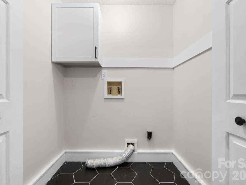 2705 Center Street, Hickory, NC 28601.  MLS# CAR4338050, YatesRealty ID 6882. 