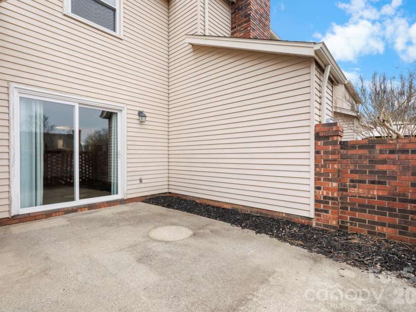 2705 Center Street, Hickory, NC 28601.  MLS# CAR4338050, YatesRealty ID 6882. 