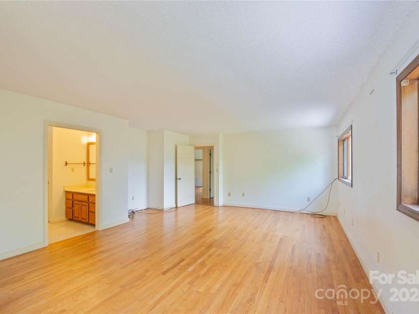 556 Blue Hill Road, Marshall, NC 28753.  MLS# CAR4154163, YatesRealty ID 6887. Enormous primary suite