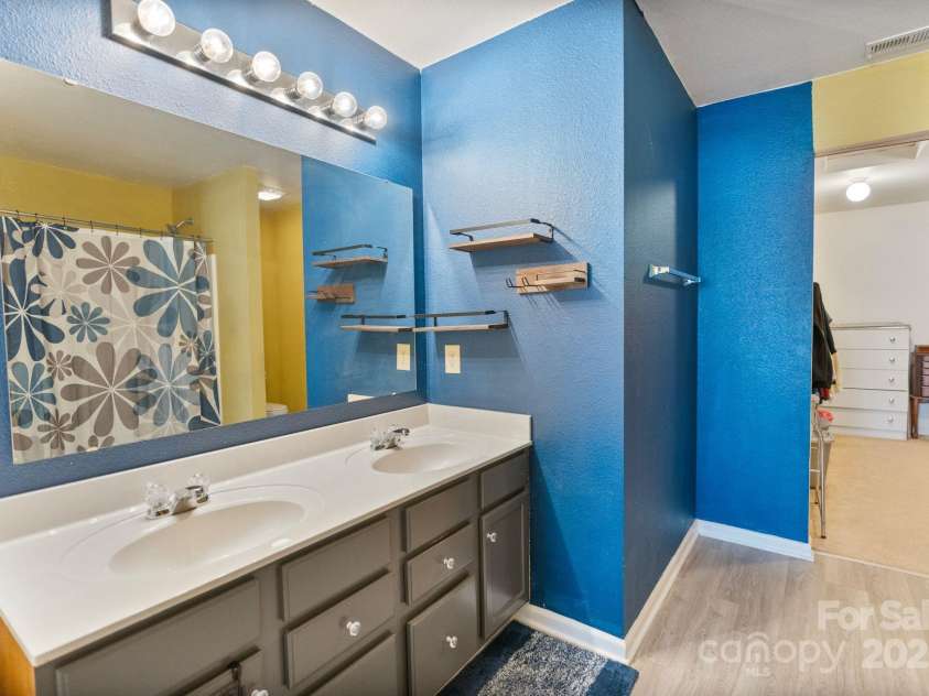 3247 Bamburgh Court, Charlotte, NC 28216.  MLS# CAR4224522, YatesRealty ID 6890. 