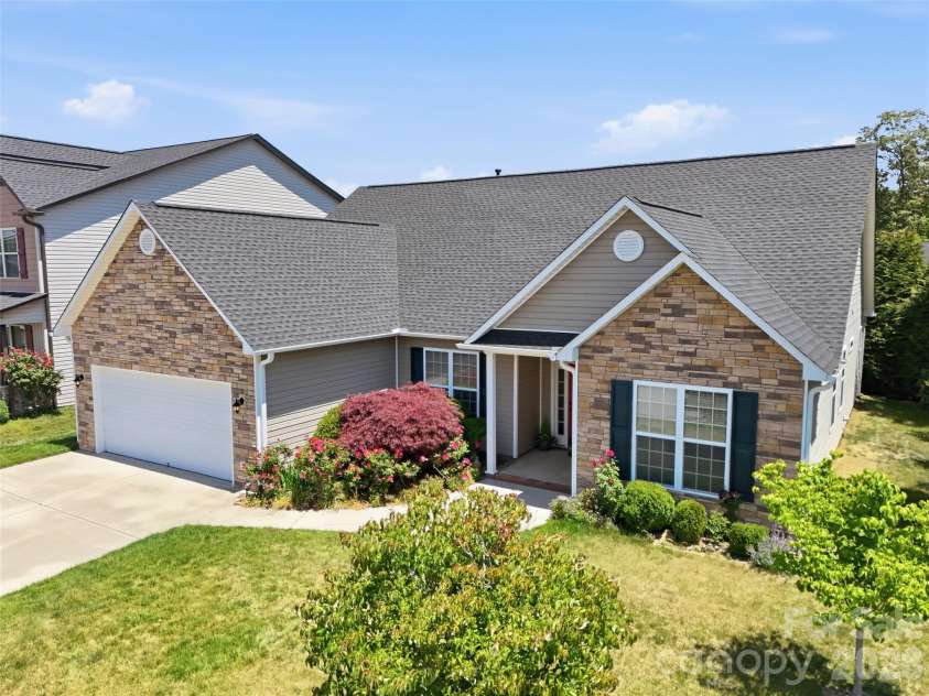 1 Breyerton Court, Asheville, NC 28804.  MLS# CAR4343147, YatesRealty ID 6891. 
