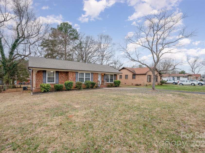 4201 Westridge Drive, Charlotte, NC 28208.  MLS# CAR4208935, YatesRealty ID 6892. 