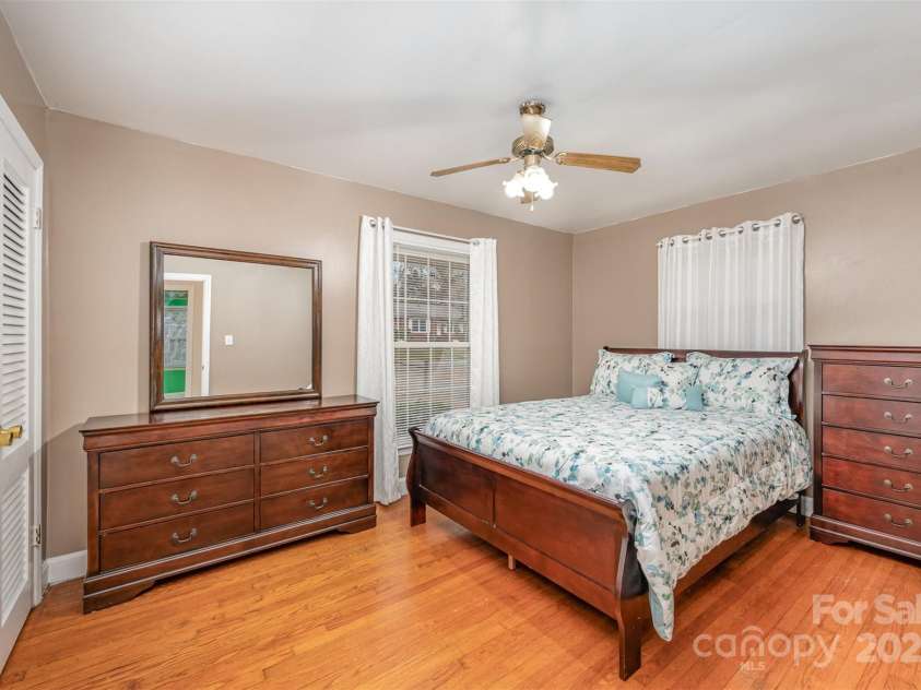 4201 Westridge Drive, Charlotte, NC 28208.  MLS# CAR4208935, YatesRealty ID 6892. 