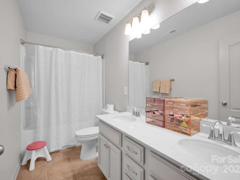 15127 Oleander Drive, Charlotte, NC 28278.  MLS# CAR4246713, YatesRealty ID 6895. Full Bath