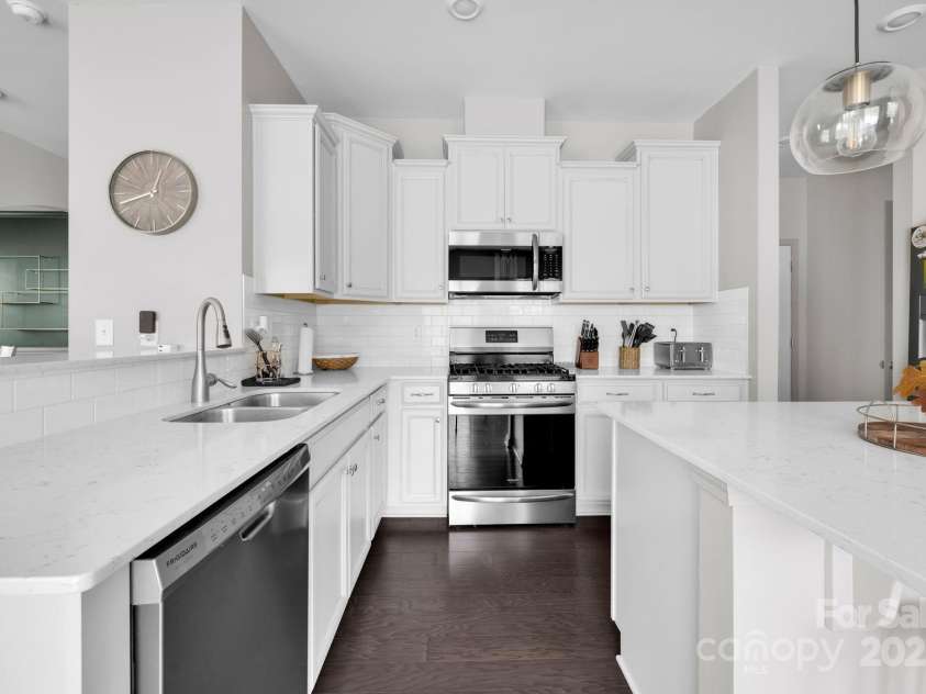 15127 Oleander Drive, Charlotte, NC 28278.  MLS# CAR4246713, YatesRealty ID 6895. Kitchen