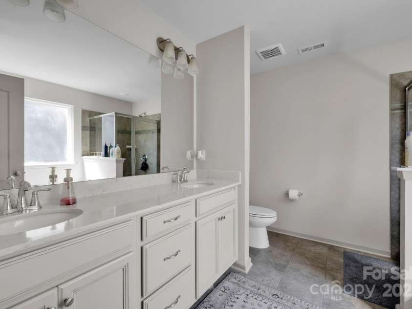 15127 Oleander Drive, Charlotte, NC 28278.  MLS# CAR4246713, YatesRealty ID 6895. Primary bath