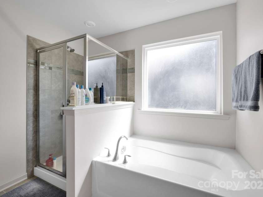 15127 Oleander Drive, Charlotte, NC 28278.  MLS# CAR4246713, YatesRealty ID 6895. Primary bath and tub