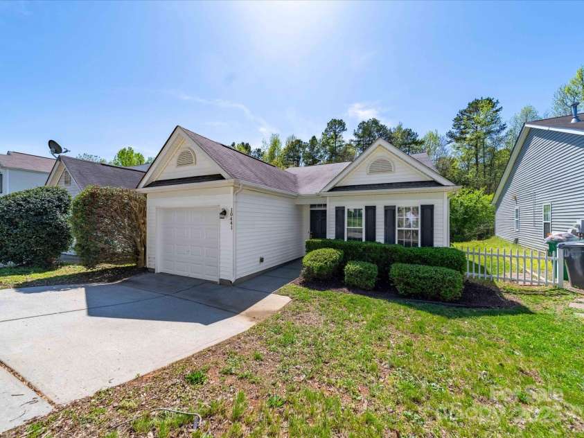 10441 Hugue Way, Charlotte, NC 28214.  MLS# CAR4242674, YatesRealty ID 6896. 