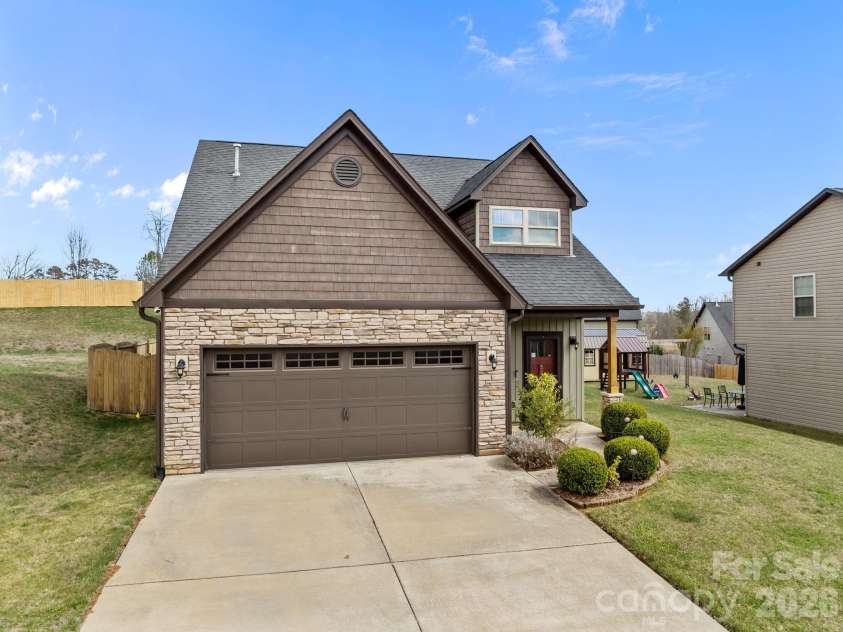 28 Mallard Run Drive, Arden, NC 28704.  MLS# CAR4355735, YatesRealty ID 6898. 