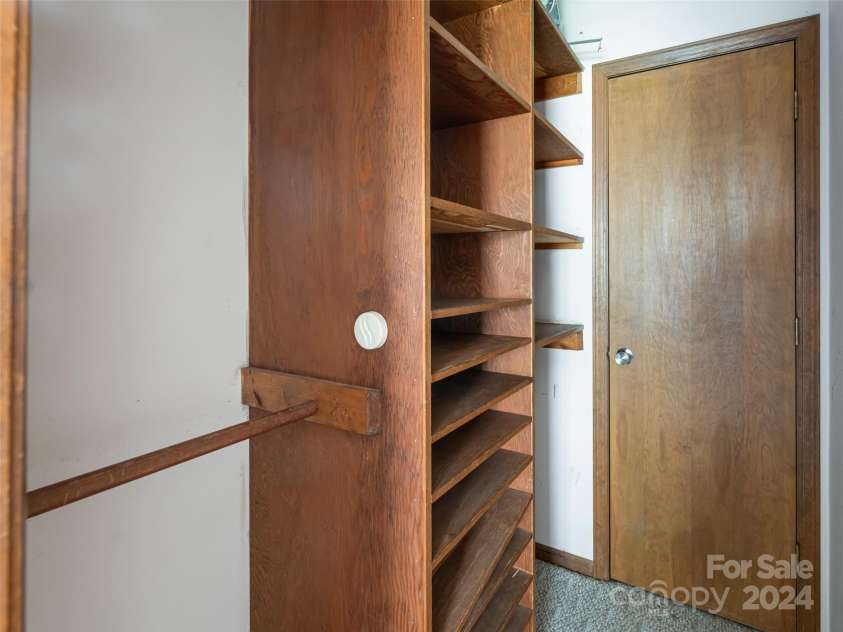 38 Ravencroft Lane, Asheville, NC 28803.  MLS# CAR4184774, YatesRealty ID 690. 