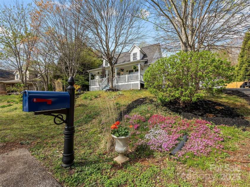 73 (Previously 498) Meadowview Drive, Saluda, NC 28773.  MLS# CAR4244113, YatesRealty ID 6905. 