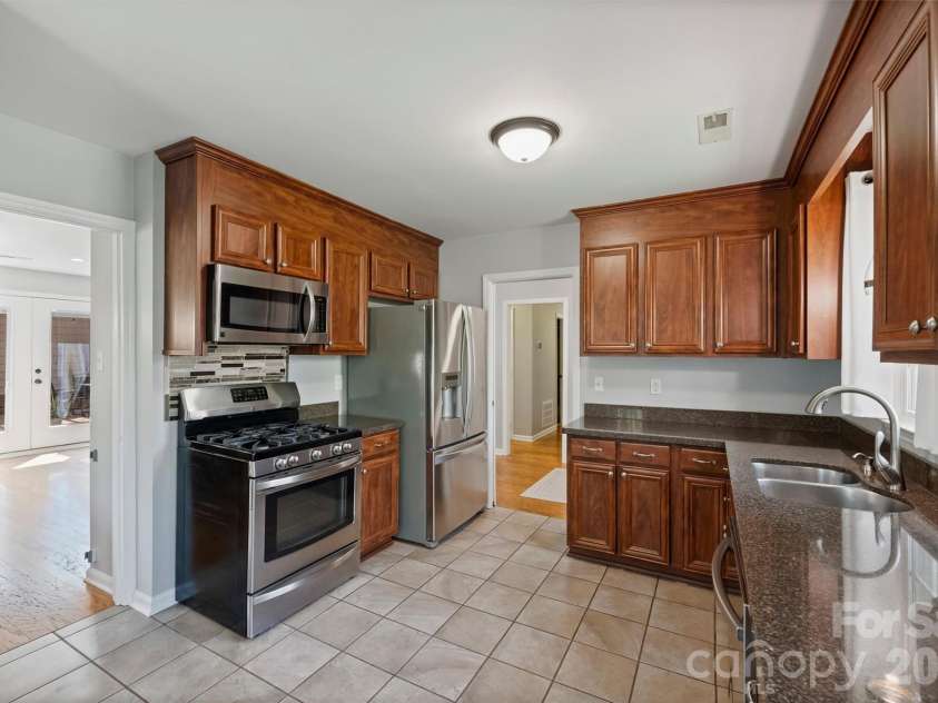 2310 Oldenburg Drive, Charlotte, NC 28210.  MLS# CAR4361266, YatesRealty ID 6906. 