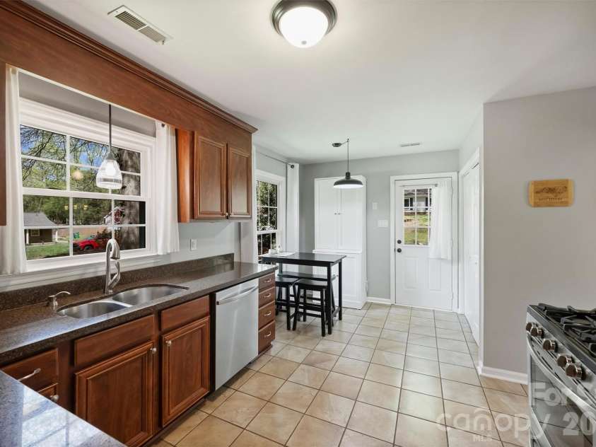 2310 Oldenburg Drive, Charlotte, NC 28210.  MLS# CAR4361266, YatesRealty ID 6906. 