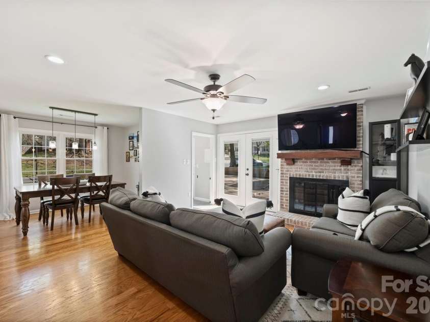2310 Oldenburg Drive, Charlotte, NC 28210.  MLS# CAR4361266, YatesRealty ID 6906. 