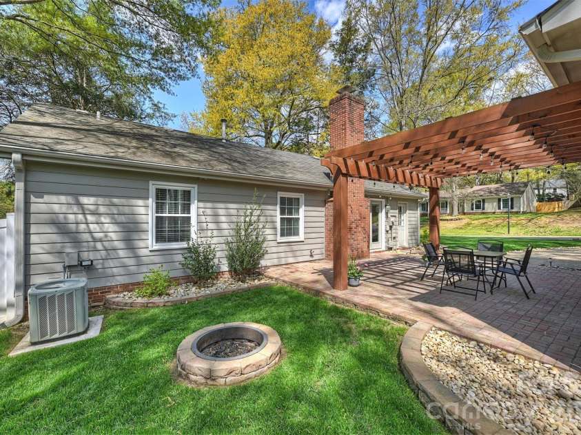 2310 Oldenburg Drive, Charlotte, NC 28210.  MLS# CAR4361266, YatesRealty ID 6906. 