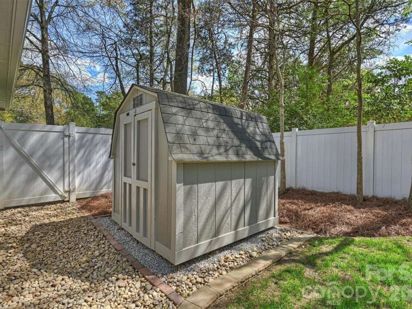 2310 Oldenburg Drive, Charlotte, NC 28210.  MLS# CAR4361266, YatesRealty ID 6906. 