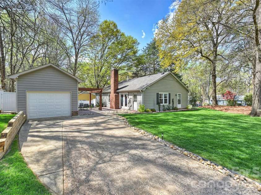 2310 Oldenburg Drive, Charlotte, NC 28210.  MLS# CAR4361266, YatesRealty ID 6906. 