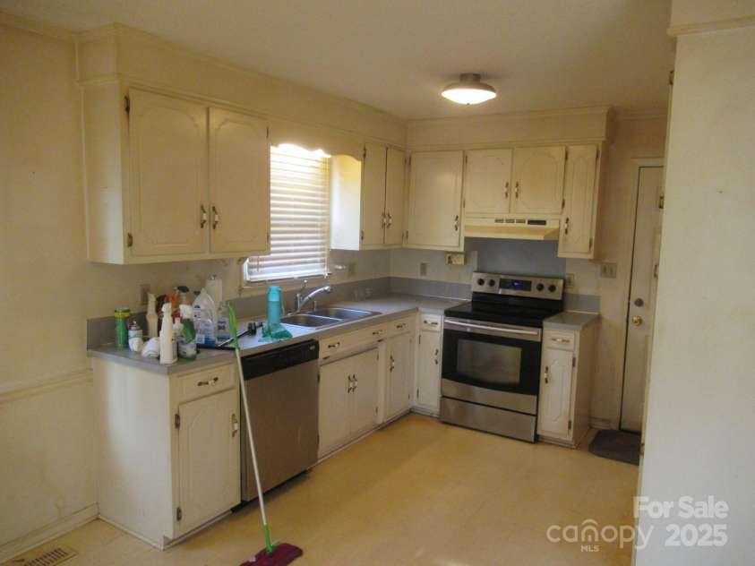 3487 Mission Drive, Lincolnton, NC 28092.  MLS# CAR4329934, YatesRealty ID 6907. Kitchen
