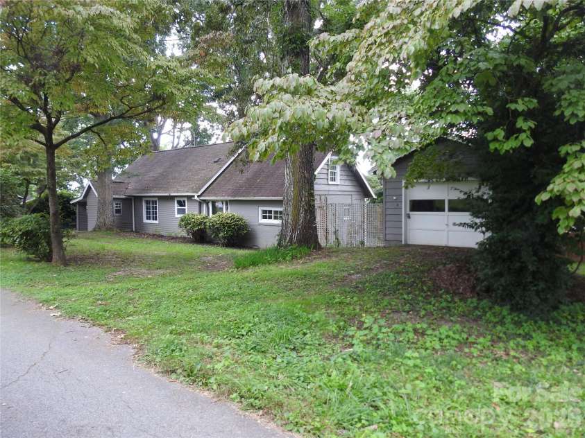 201 Merriman Road, Hendersonville, NC 28791.  MLS# CAR4295384, YatesRealty ID 6908. 