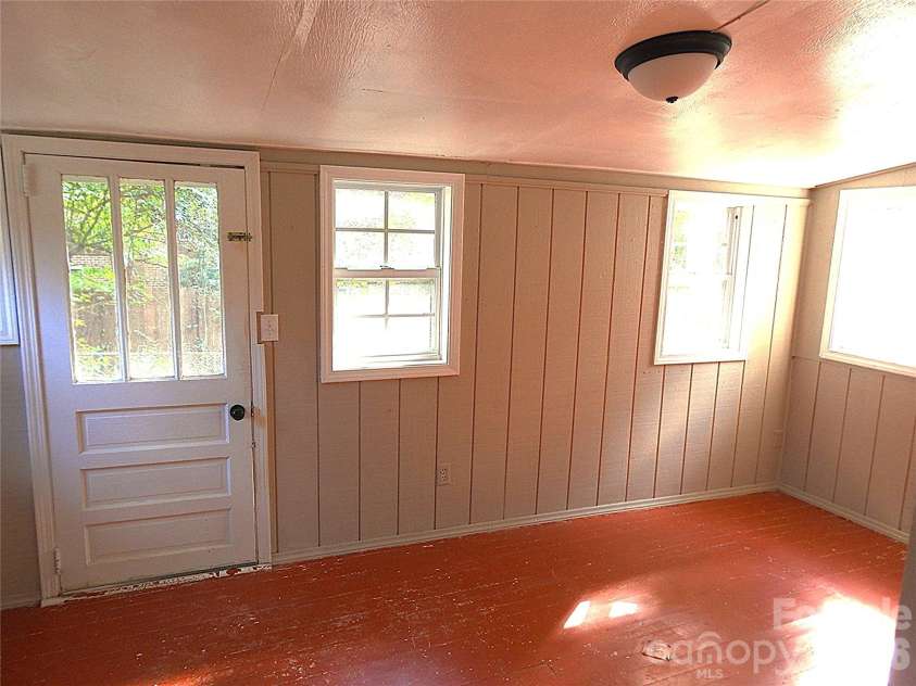 201 Merriman Road, Hendersonville, NC 28791.  MLS# CAR4295384, YatesRealty ID 6908. 